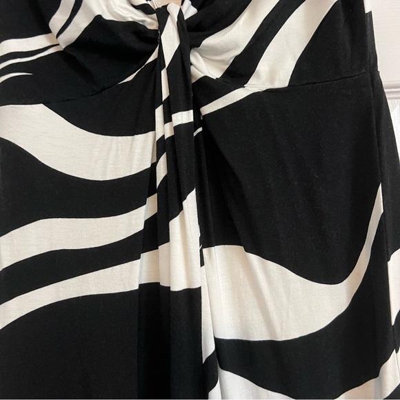 Women's Express Black And White Geometric Striped Flowy V Neck Dress Small - Picture 8 of 8